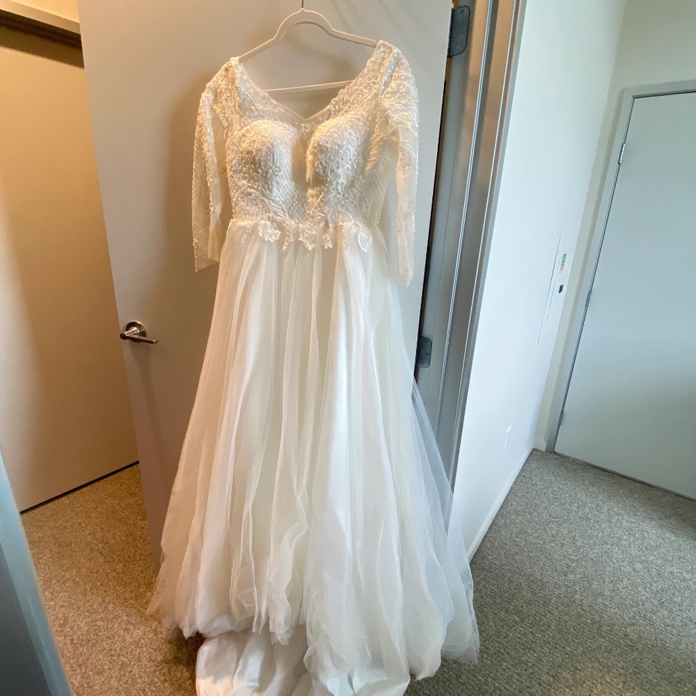 Long Sleeve Lace Pearl Wedding Dress - size 4-6, new - Picture 2 of 6